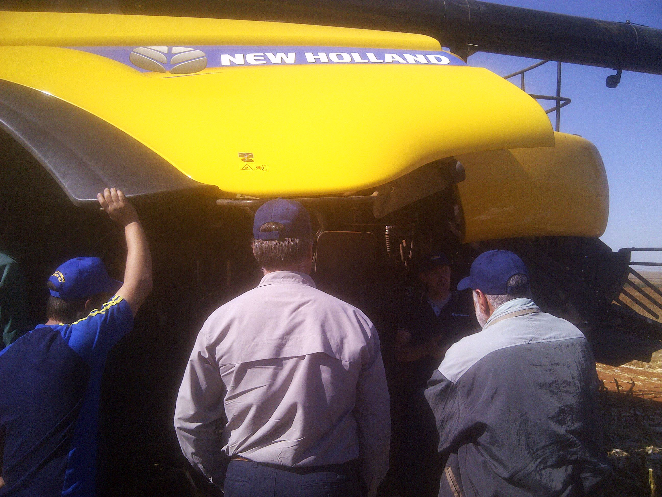 NEW HOLLAND CR COMBINES SHOW OFF THEIR HIGH PERFORMANCE IN THE FIELDS OF SOUTH AFRICA