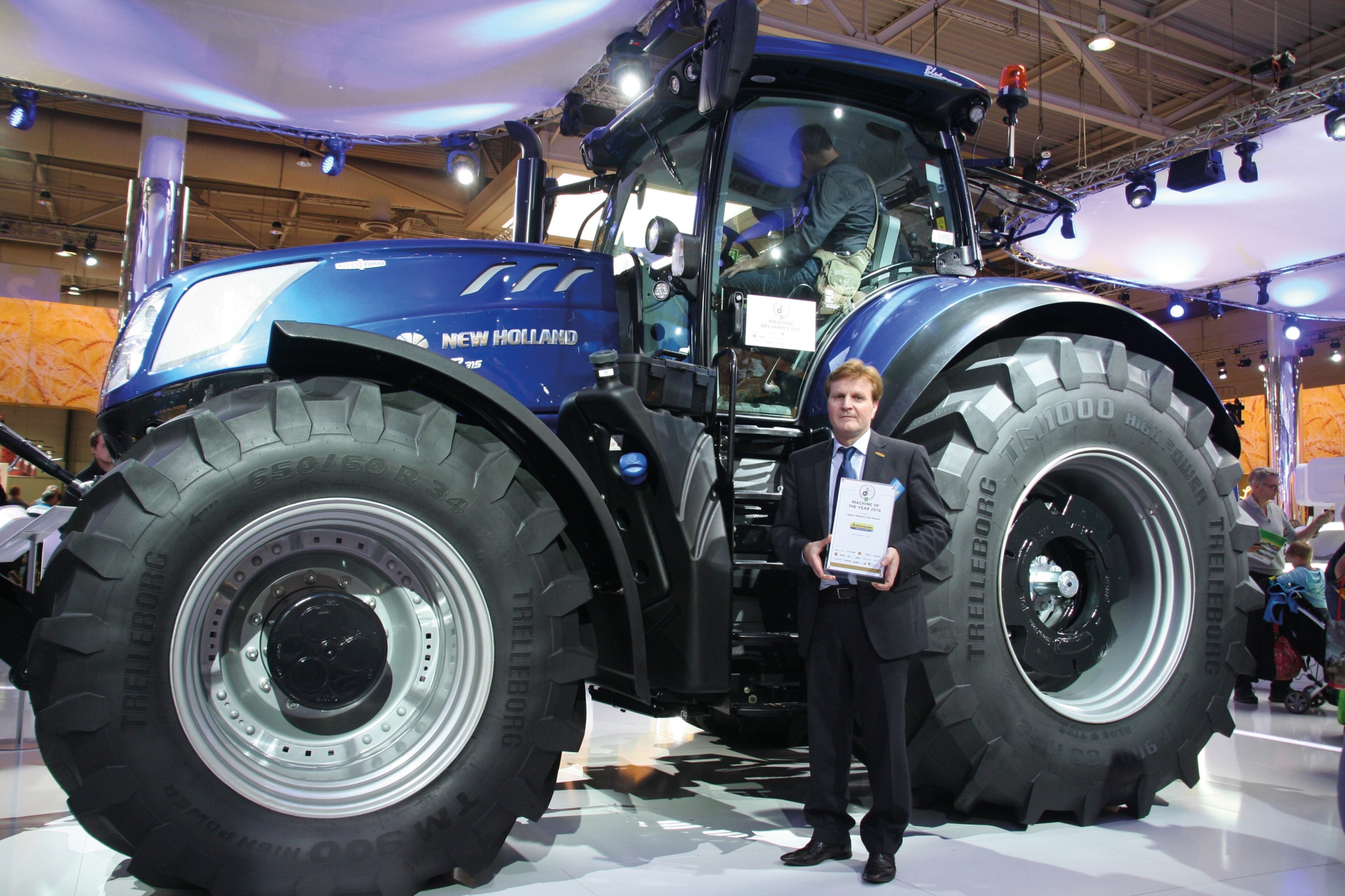 NEW HOLLAND T7.315 TRACTOR WINS MACHINE OF THE YEAR 2016 TITLE IN THE L CATEGORY AT AGRITECHNICA SHOW