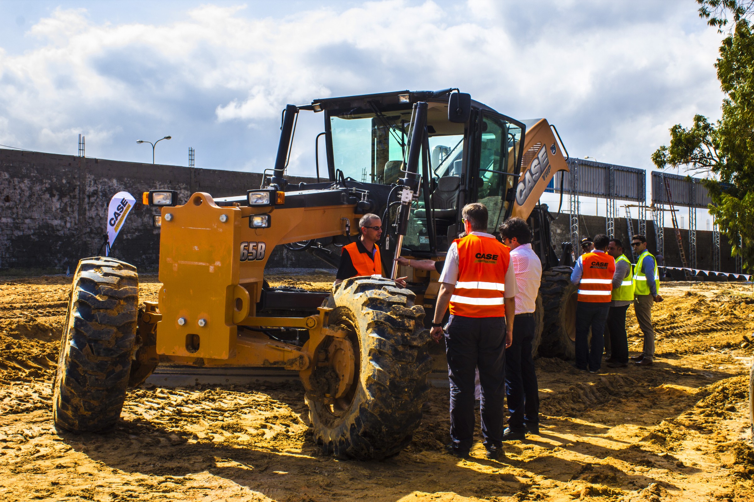CASE DEMONSTRATES ROAD-BUILDING EQUIPMENT AT ITS BEST IN EXTREME CONDITIONS